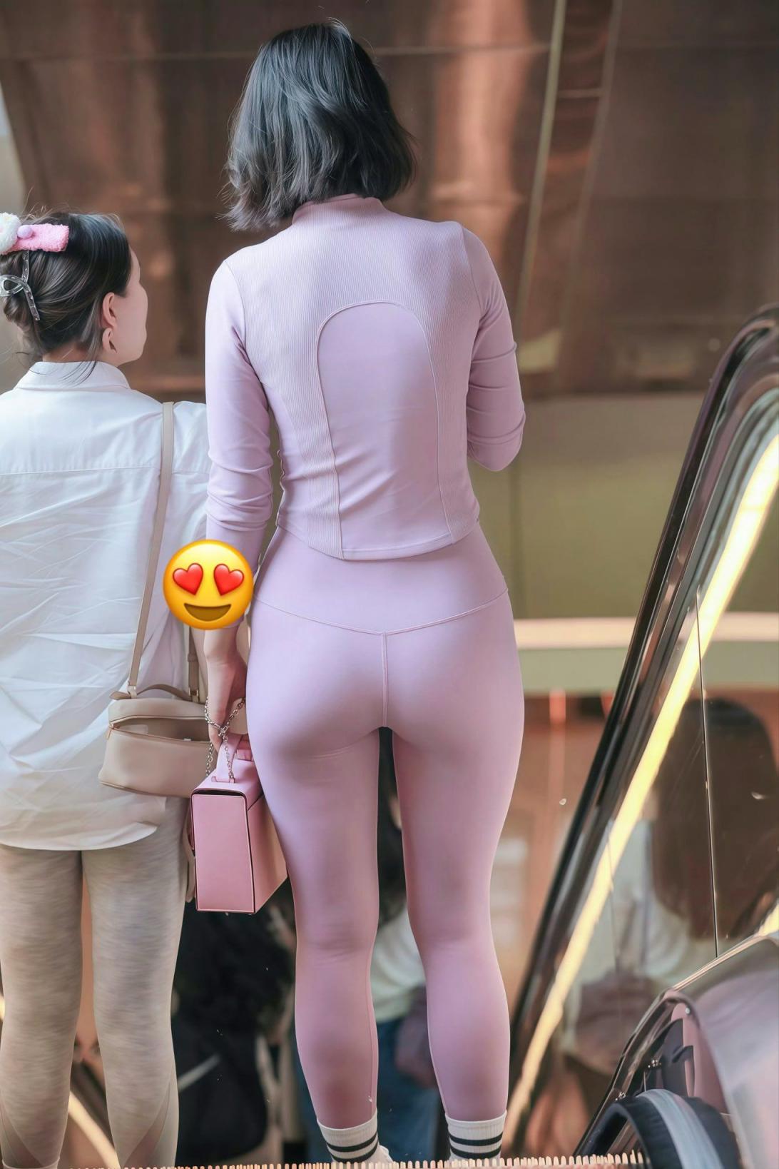 搞不懂这样穿瑜伽裤上街的目的[16P]