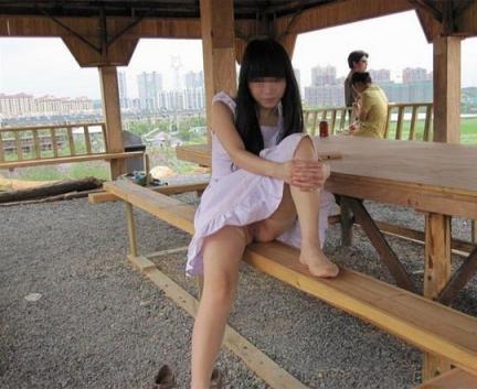 穿着连衣裙在薰衣草露出的女孩[17P]