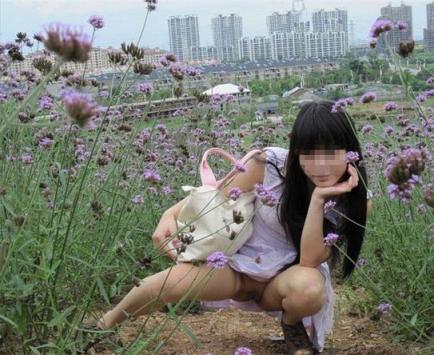 穿着连衣裙在薰衣草露出的女孩[17P]