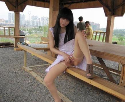 穿着连衣裙在薰衣草露出的女孩[17P]