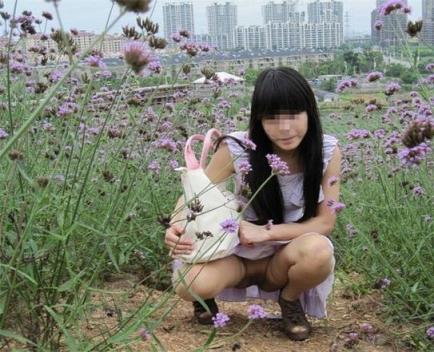 穿着连衣裙在薰衣草露出的女孩[17P]