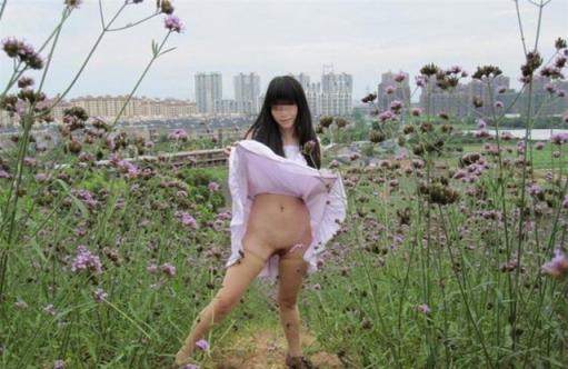 穿着连衣裙在薰衣草露出的女孩[17P]