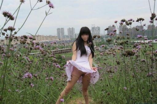 穿着连衣裙在薰衣草露出的女孩[17P]