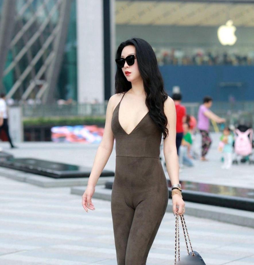 骚蹄子带着骆驼趾出门[12P]