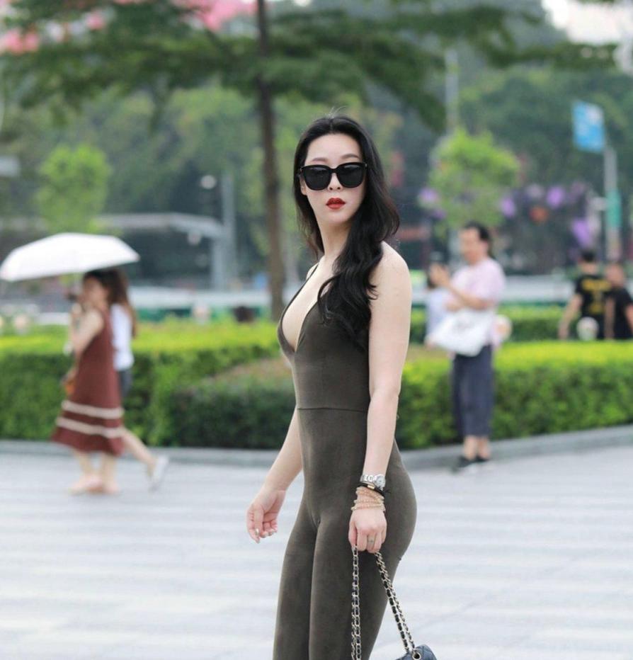 骚蹄子带着骆驼趾出门[12P]