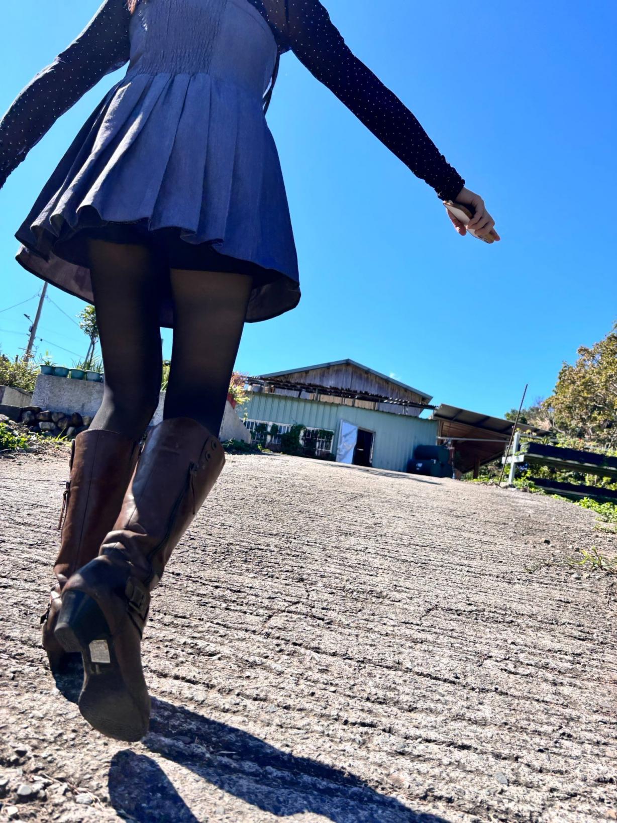 人妻穿超短裙不经意的露底[30P]