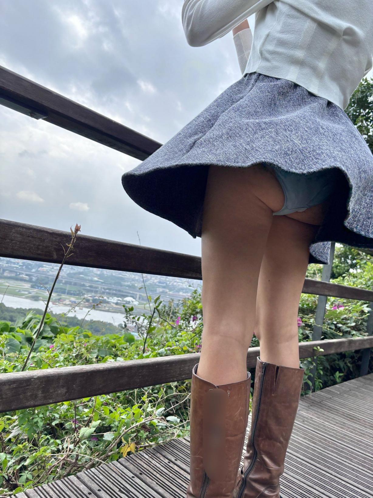 人妻穿超短裙不经意的露底[30P]