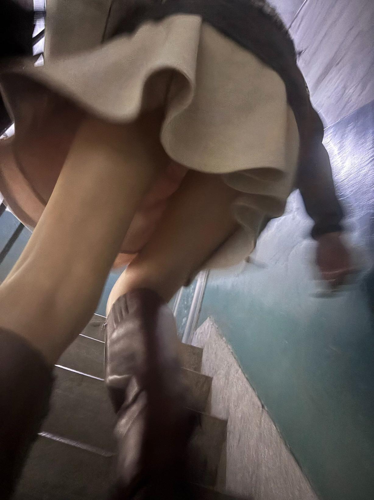 人妻穿超短裙不经意的露底[30P]