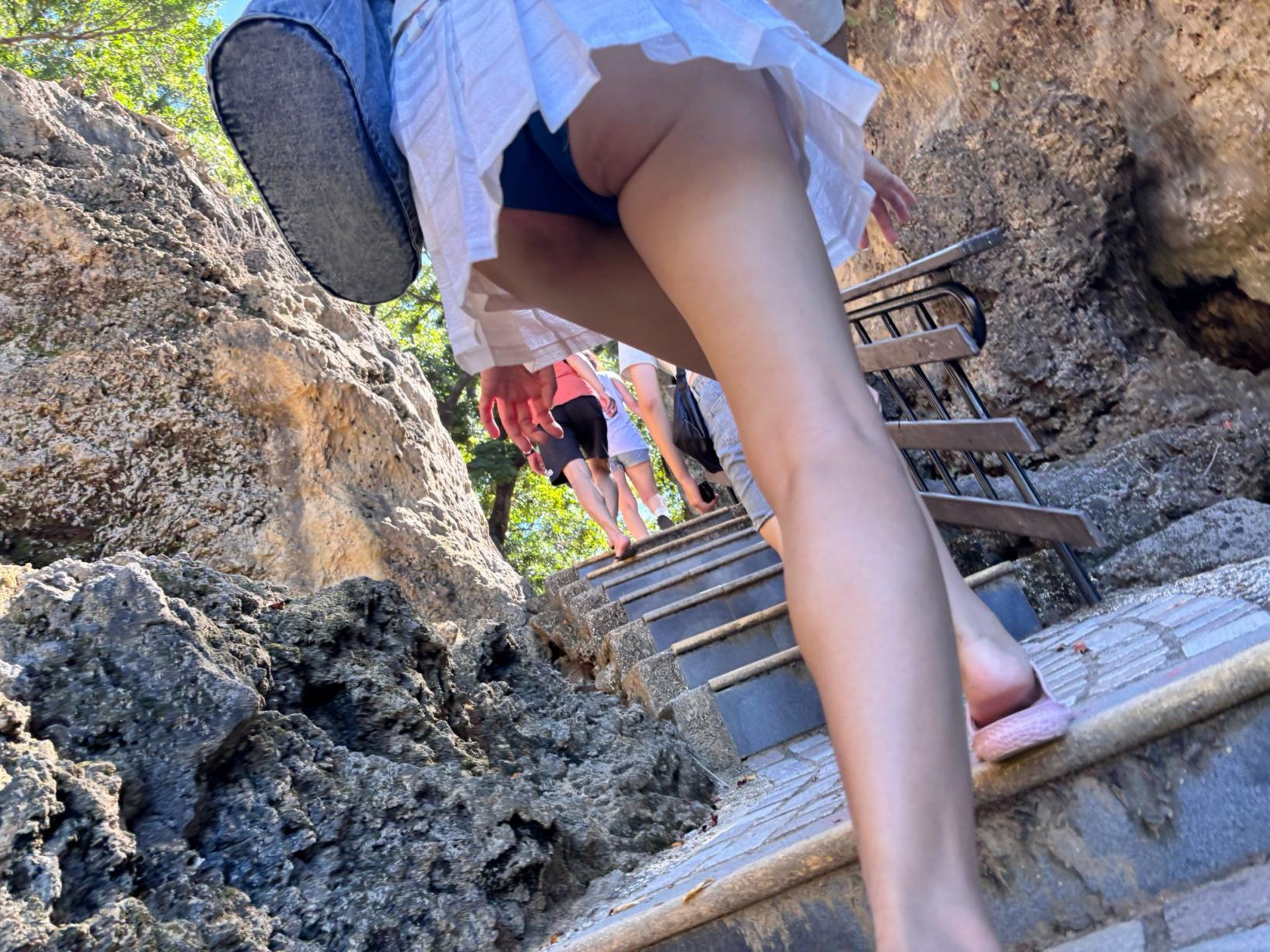 人妻穿超短裙不经意的露底[30P]