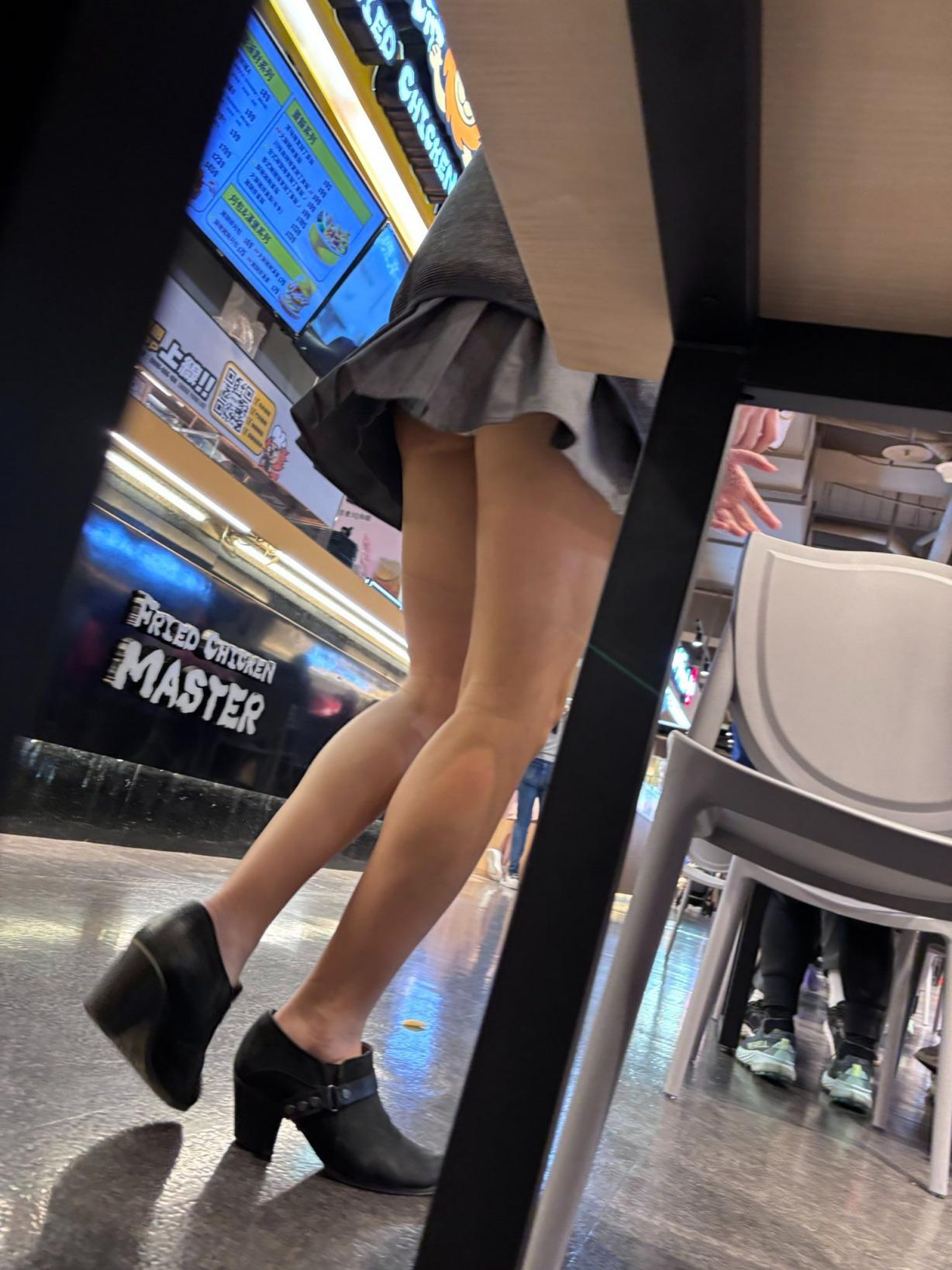 人妻穿超短裙不经意的露底[30P]