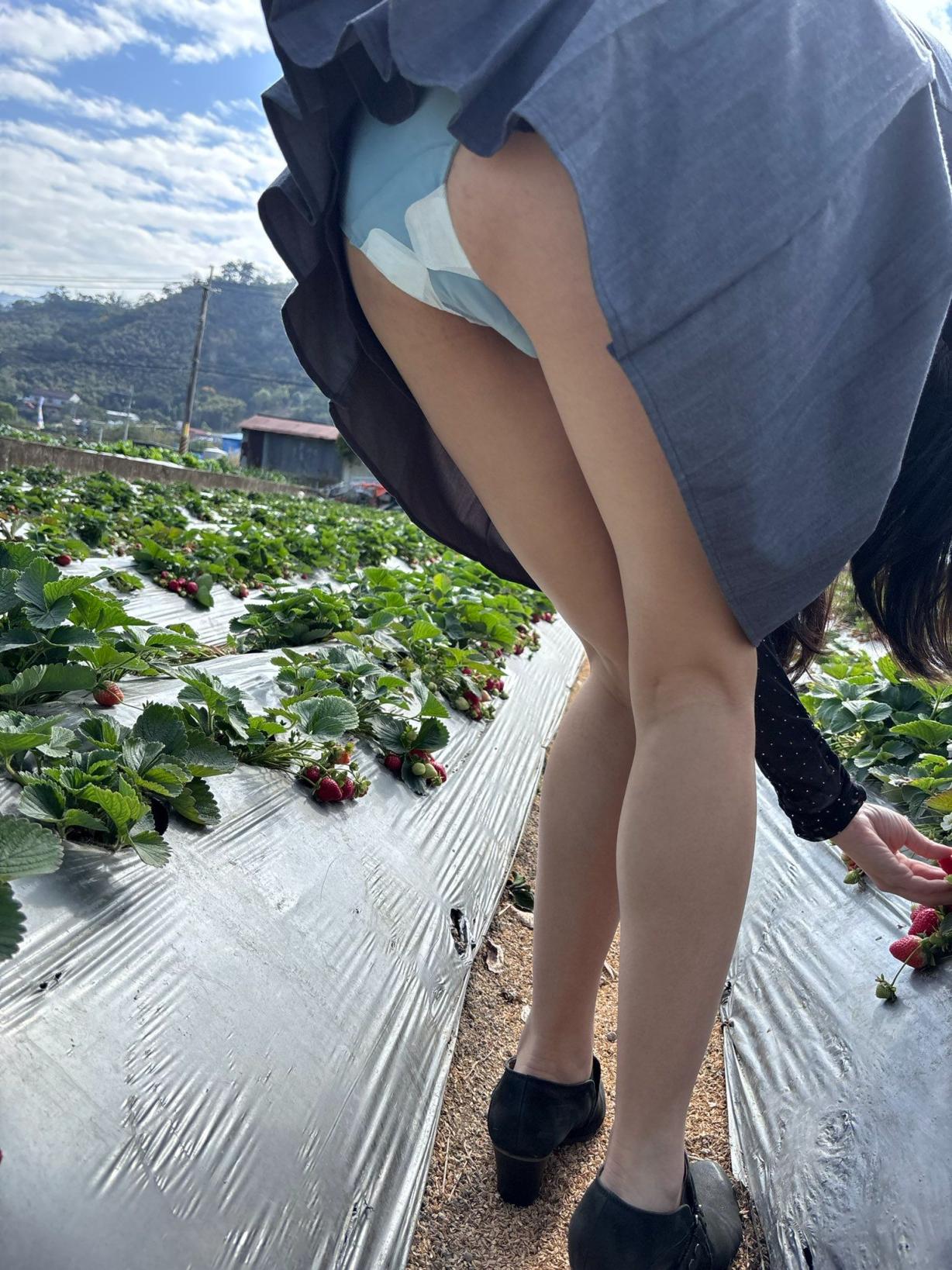 人妻穿超短裙不经意的露底[30P]