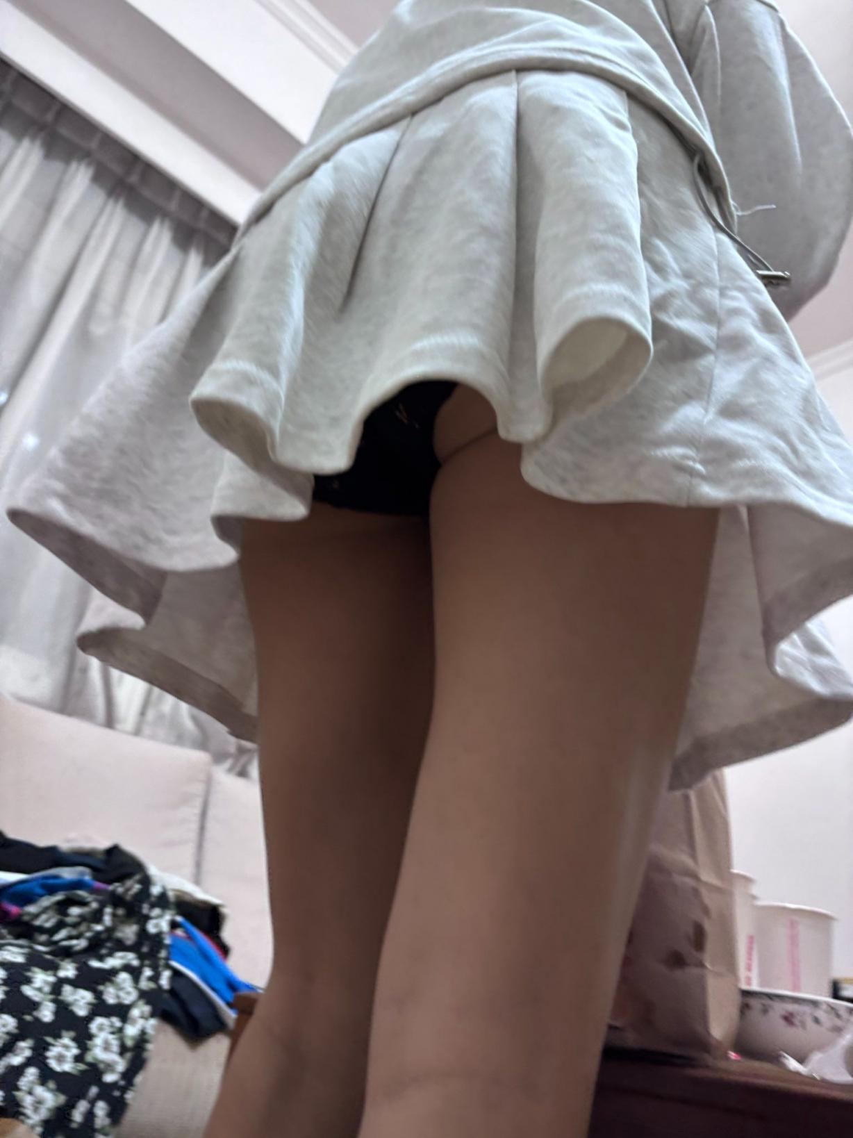 人妻穿超短裙不经意的露底[30P]