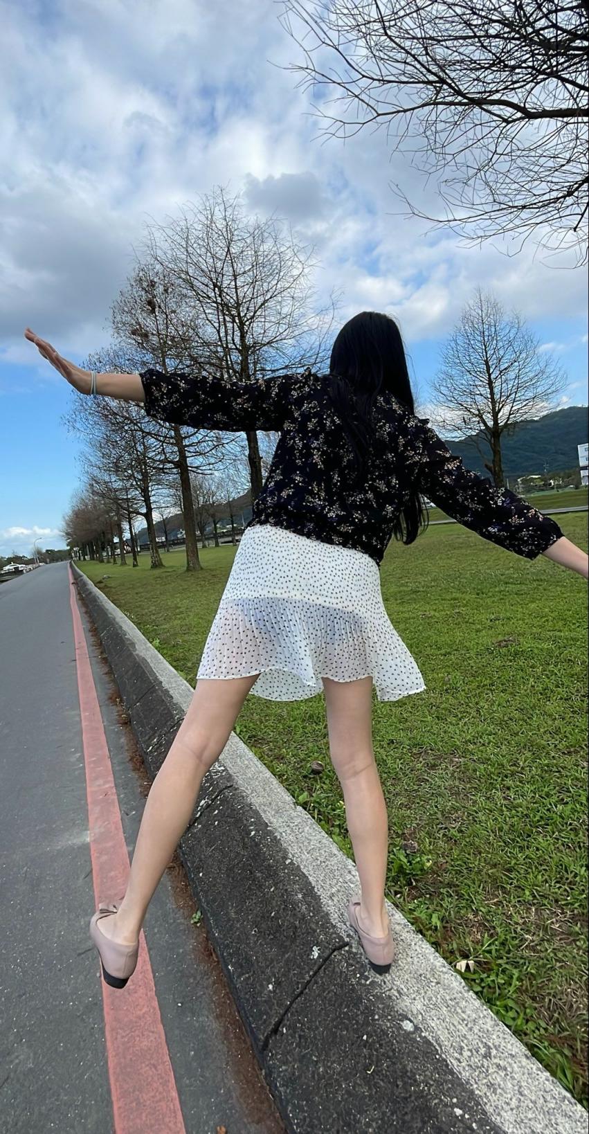 人妻穿超短裙不经意的露底[30P]