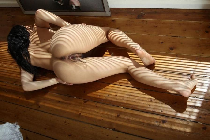 俄罗斯金发女神身着白色内衣，火辣浓密的阴部令人着迷[30P]