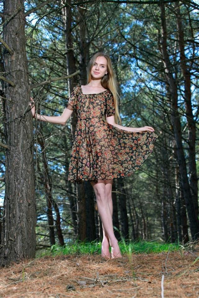 蜜莉在松树林里彻底放纵！令人着迷的嫩逼[43P]