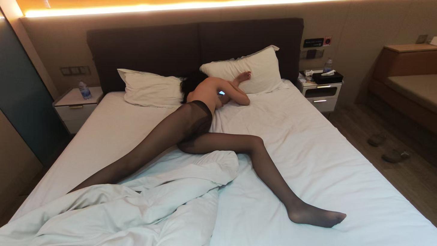 两年没操了的05年妹子，又让我给约上了[21P]