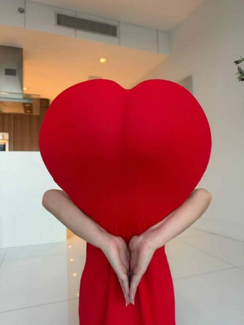 蜜桃臀的诱惑是个爱心形状[18P]