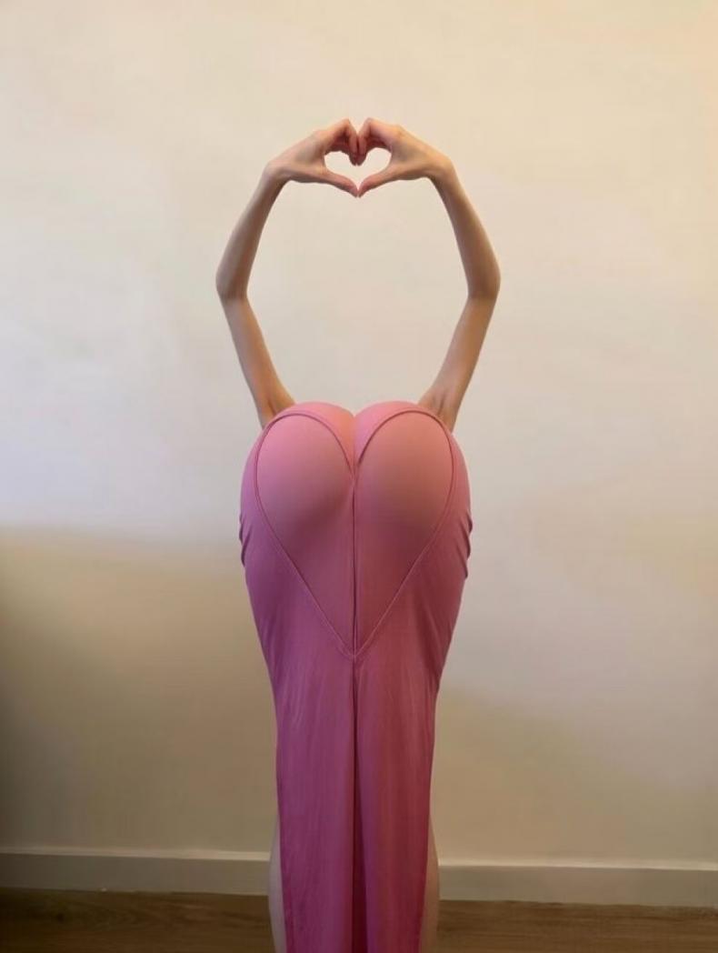 蜜桃臀的诱惑是个爱心形状[18P]