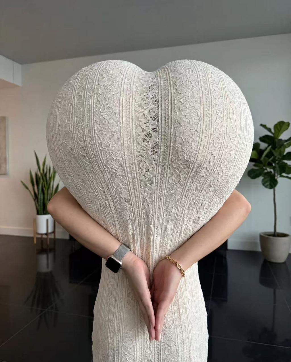 蜜桃臀的诱惑是个爱心形状[18P]