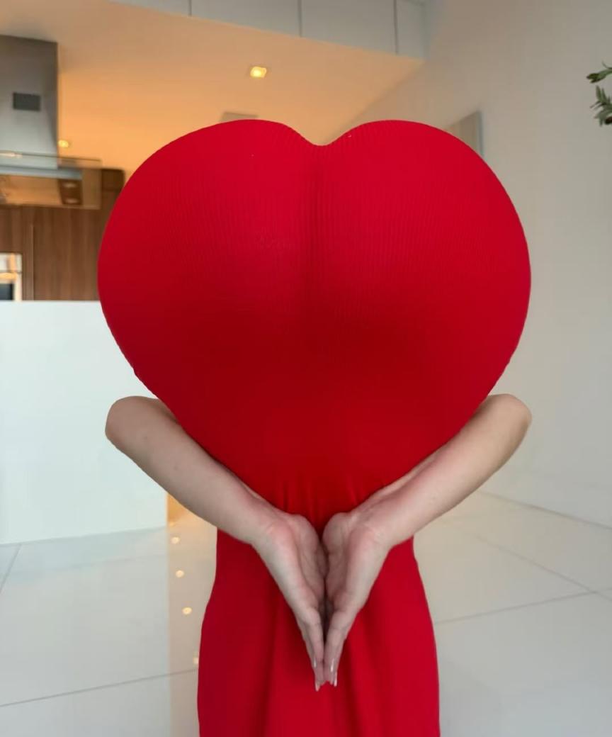 蜜桃臀的诱惑是个爱心形状[18P]