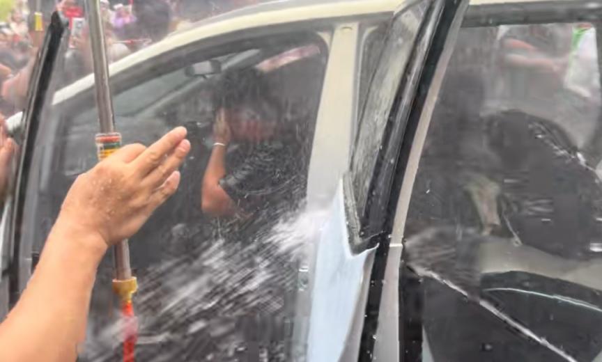 长裙女孩遭高压水枪呲脸围射，泼水节也变了味[21P]