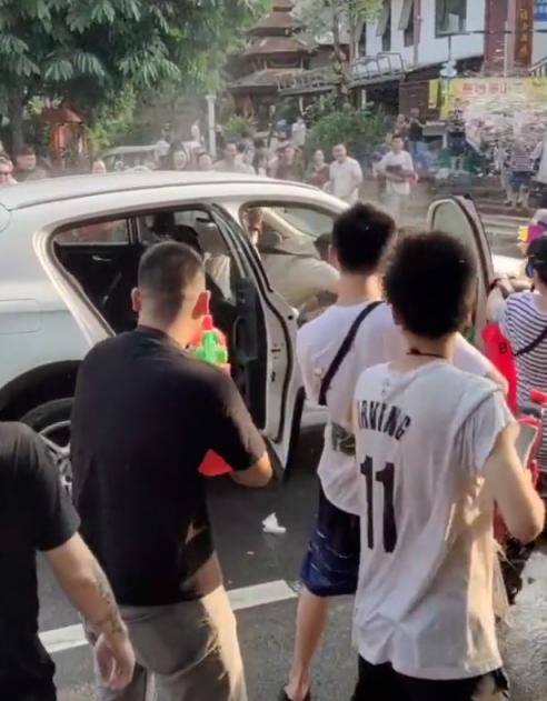 长裙女孩遭高压水枪呲脸围射，泼水节也变了味[21P]