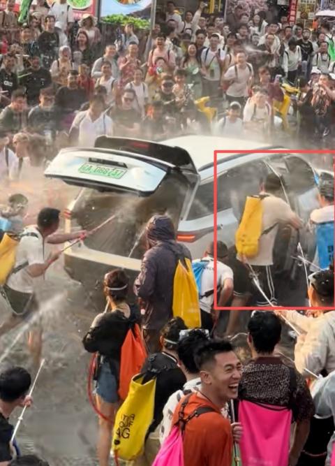 长裙女孩遭高压水枪呲脸围射，泼水节也变了味[21P]