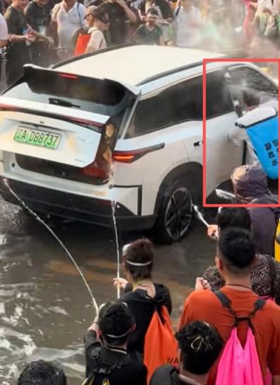 长裙女孩遭高压水枪呲脸围射，泼水节也变了味[21P]