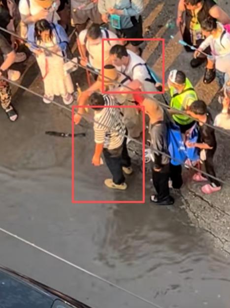 长裙女孩遭高压水枪呲脸围射，泼水节也变了味[21P]