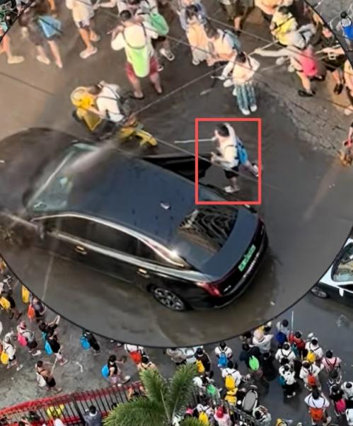 长裙女孩遭高压水枪呲脸围射，泼水节也变了味[21P]