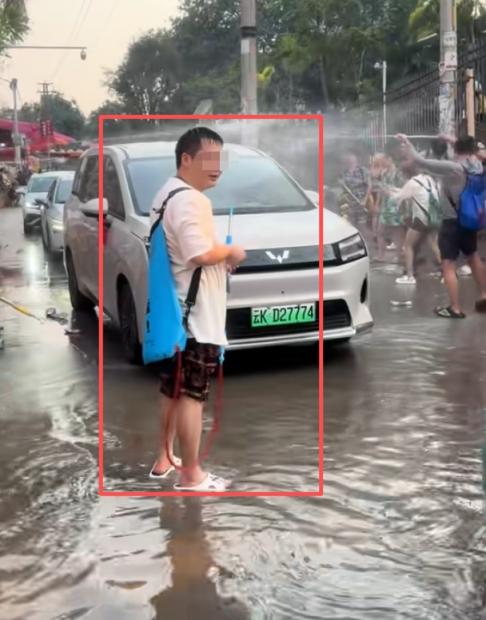 长裙女孩遭高压水枪呲脸围射，泼水节也变了味[21P]