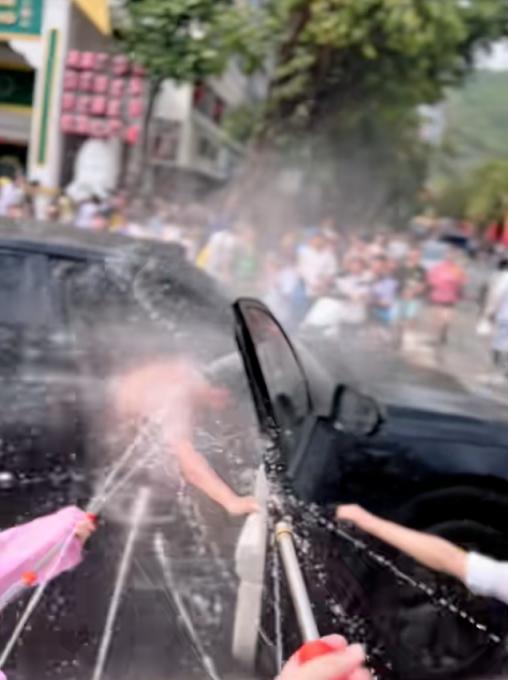 长裙女孩遭高压水枪呲脸围射，泼水节也变了味[21P]