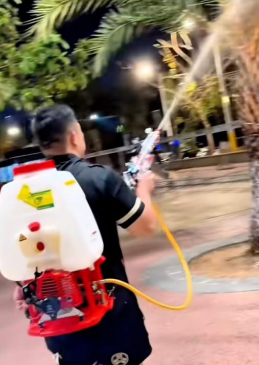 长裙女孩遭高压水枪呲脸围射，泼水节也变了味[21P]