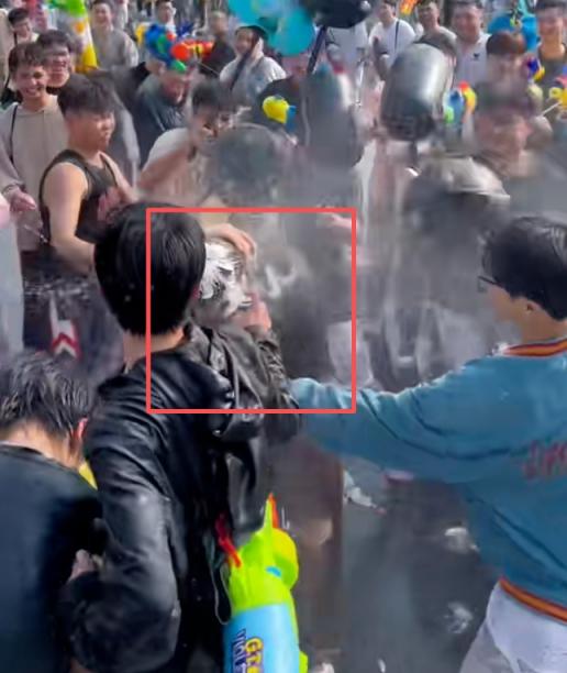 长裙女孩遭高压水枪呲脸围射，泼水节也变了味[21P]