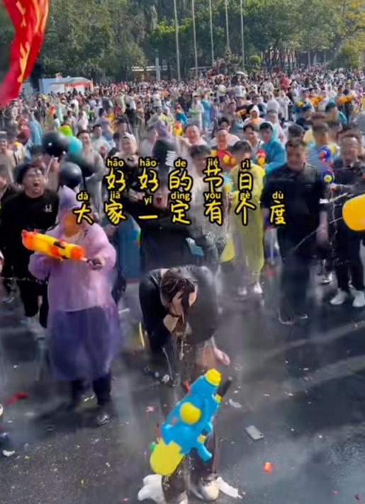 长裙女孩遭高压水枪呲脸围射，泼水节也变了味[21P]