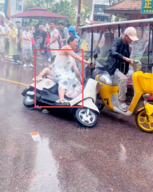 长裙女孩遭高压水枪呲脸围射，泼水节也变了味[21P]