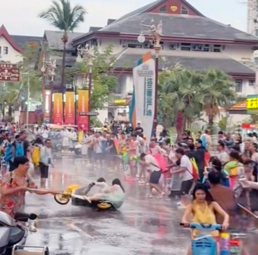 长裙女孩遭高压水枪呲脸围射，泼水节也变了味[21P]