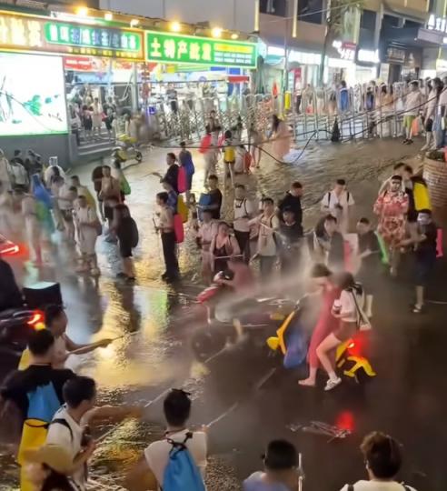 长裙女孩遭高压水枪呲脸围射，泼水节也变了味[21P]