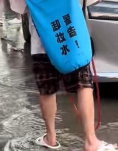 长裙女孩遭高压水枪呲脸围射，泼水节也变了味[21P]