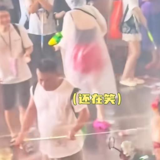 长裙女孩遭高压水枪呲脸围射，泼水节也变了味[21P]