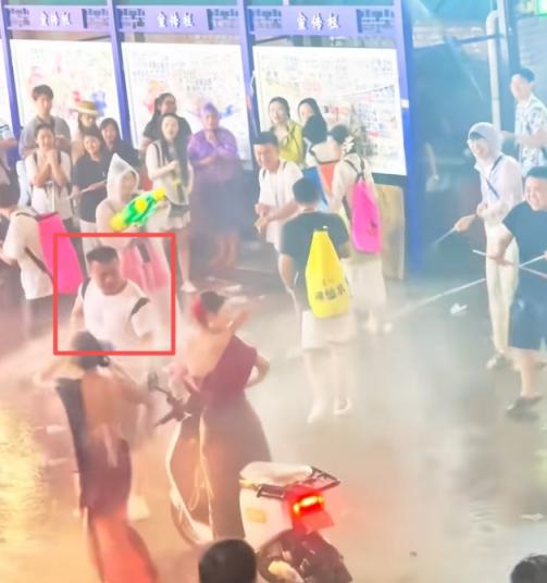 长裙女孩遭高压水枪呲脸围射，泼水节也变了味[21P]