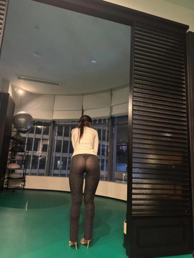 苗条大屁股女友[11P]