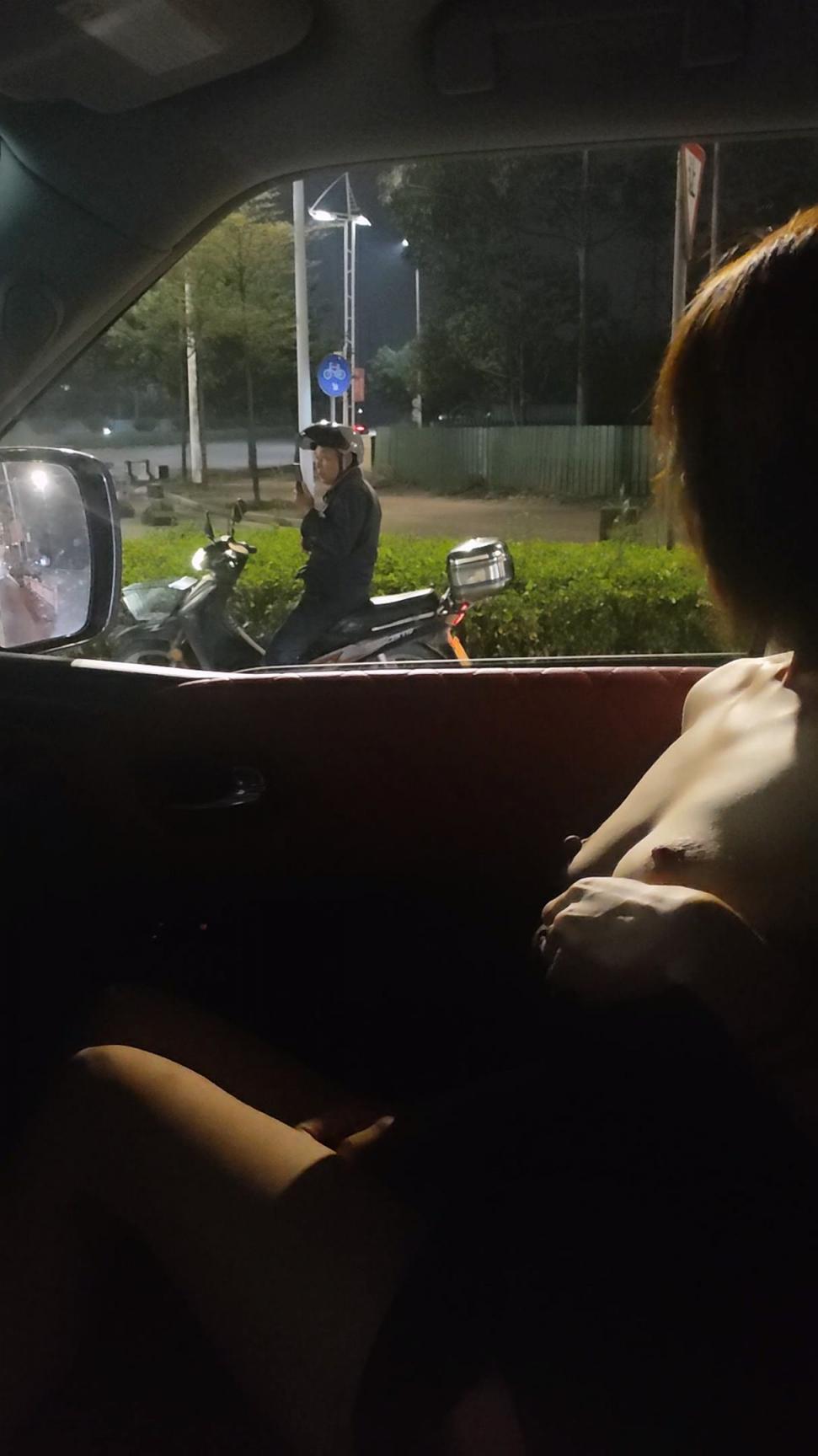027骚妻小点喜欢露出给她快感，路人的视奸让她自信[24P]