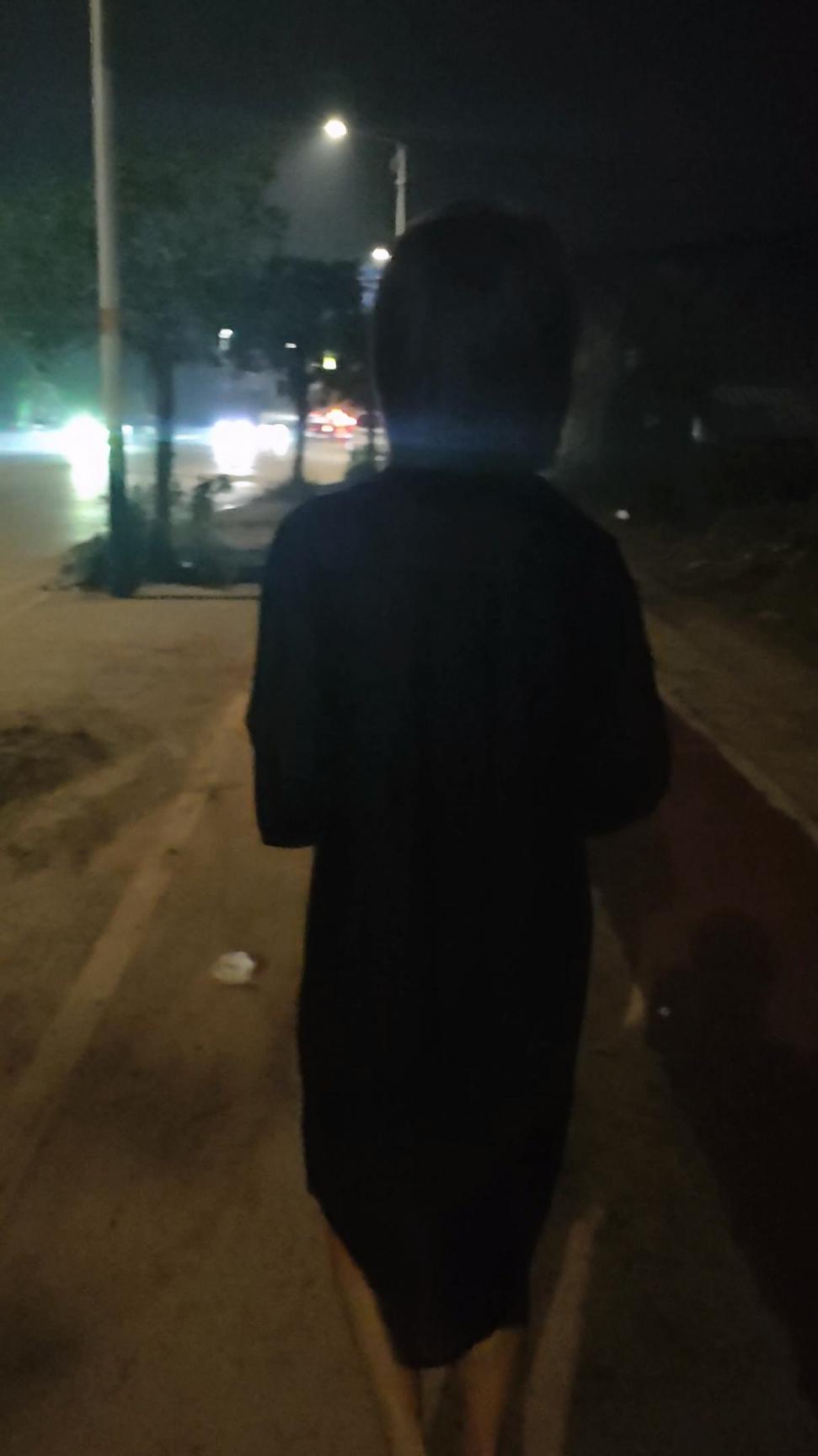 027骚妻小点喜欢露出给她快感，路人的视奸让她自信[24P]