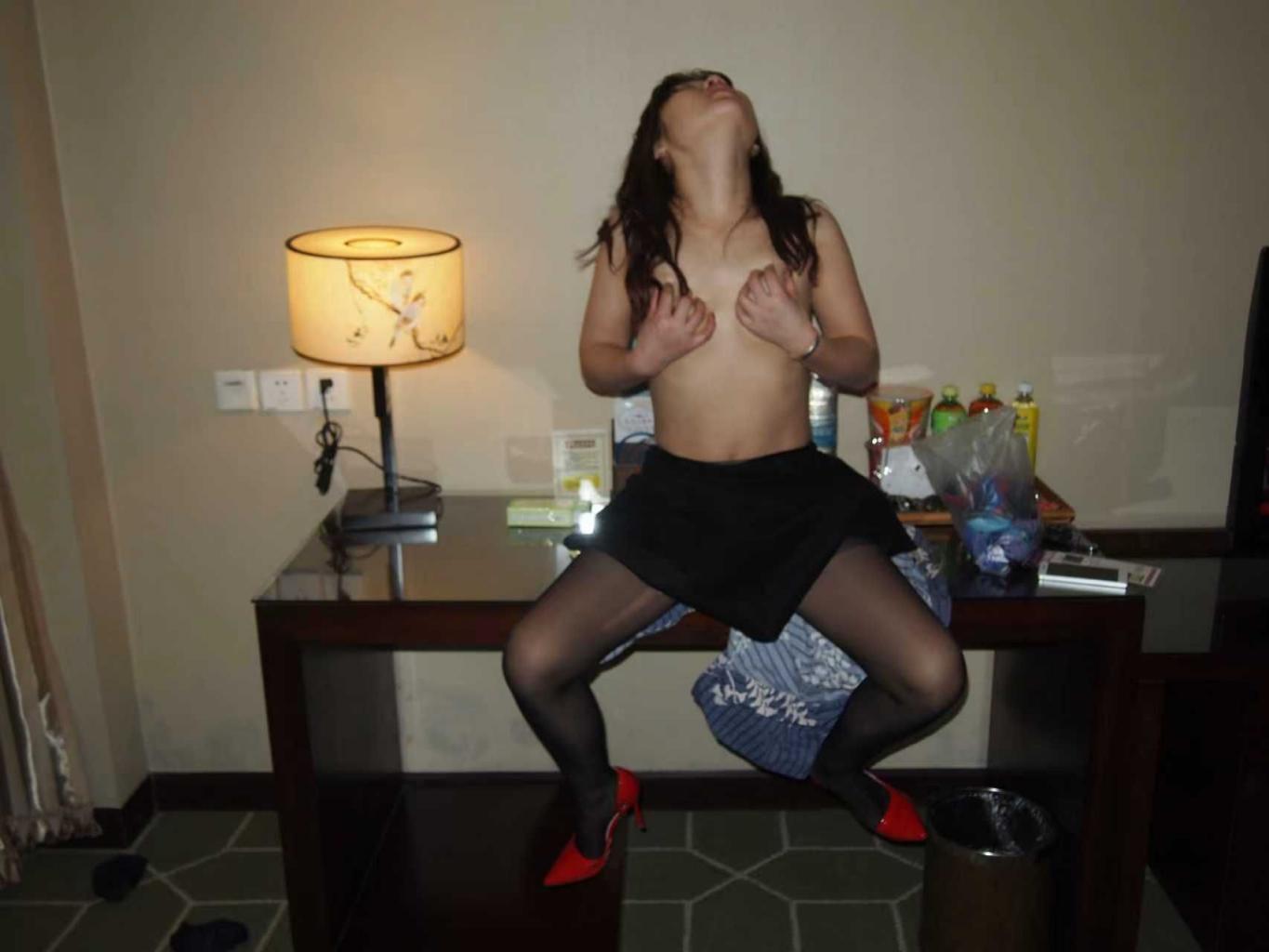 骚屄老婆魅岚开档丝袜红高跟的诱惑[14P]