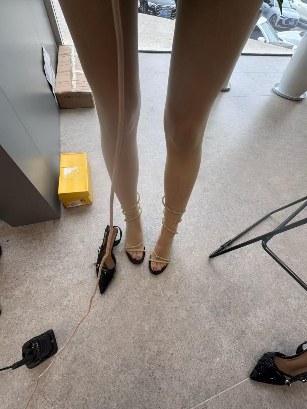 我的老婆是放荡的古筝老师，被体育老师无套中出[21P]