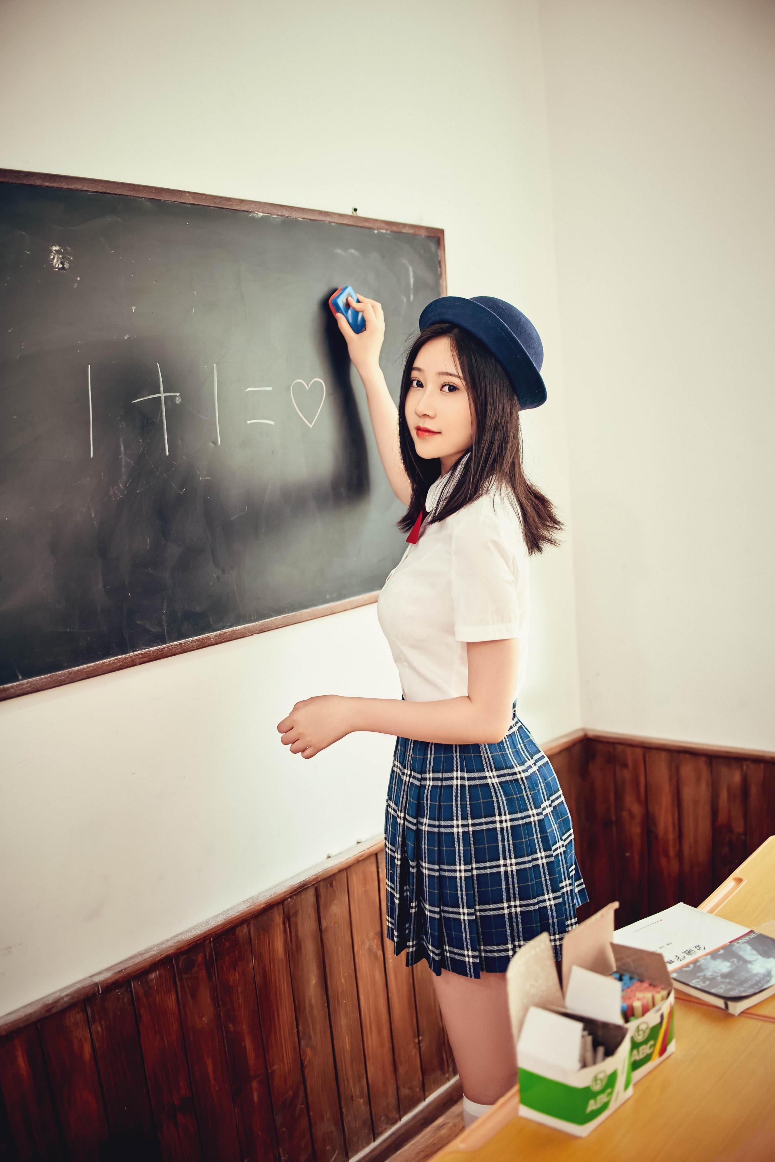 【套圖x21】這位高年級生穿著制服的迷人造型[20P]