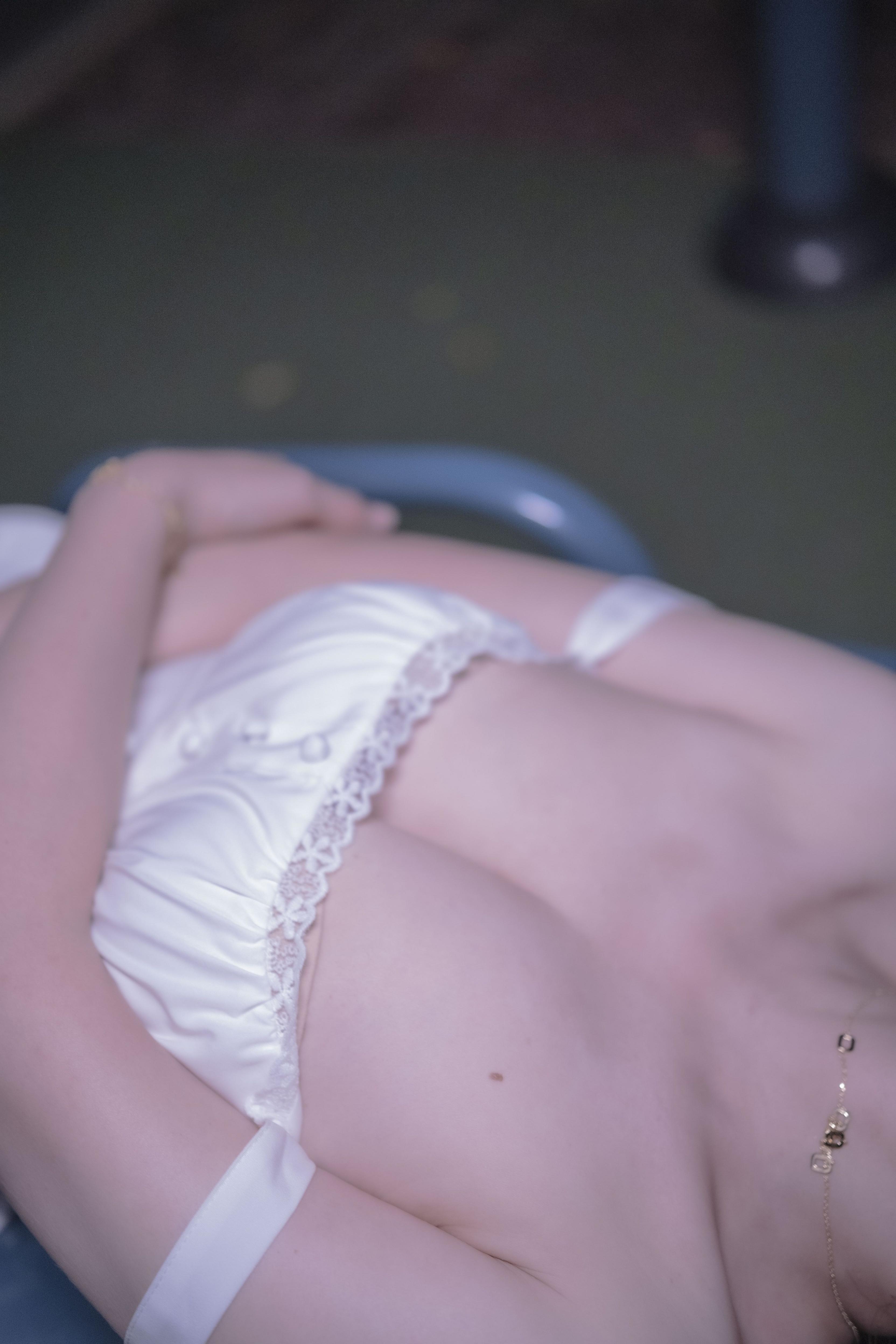 骚妻是个文艺反差婊穿着吊带裙展示若隐若现的奶子[16P]