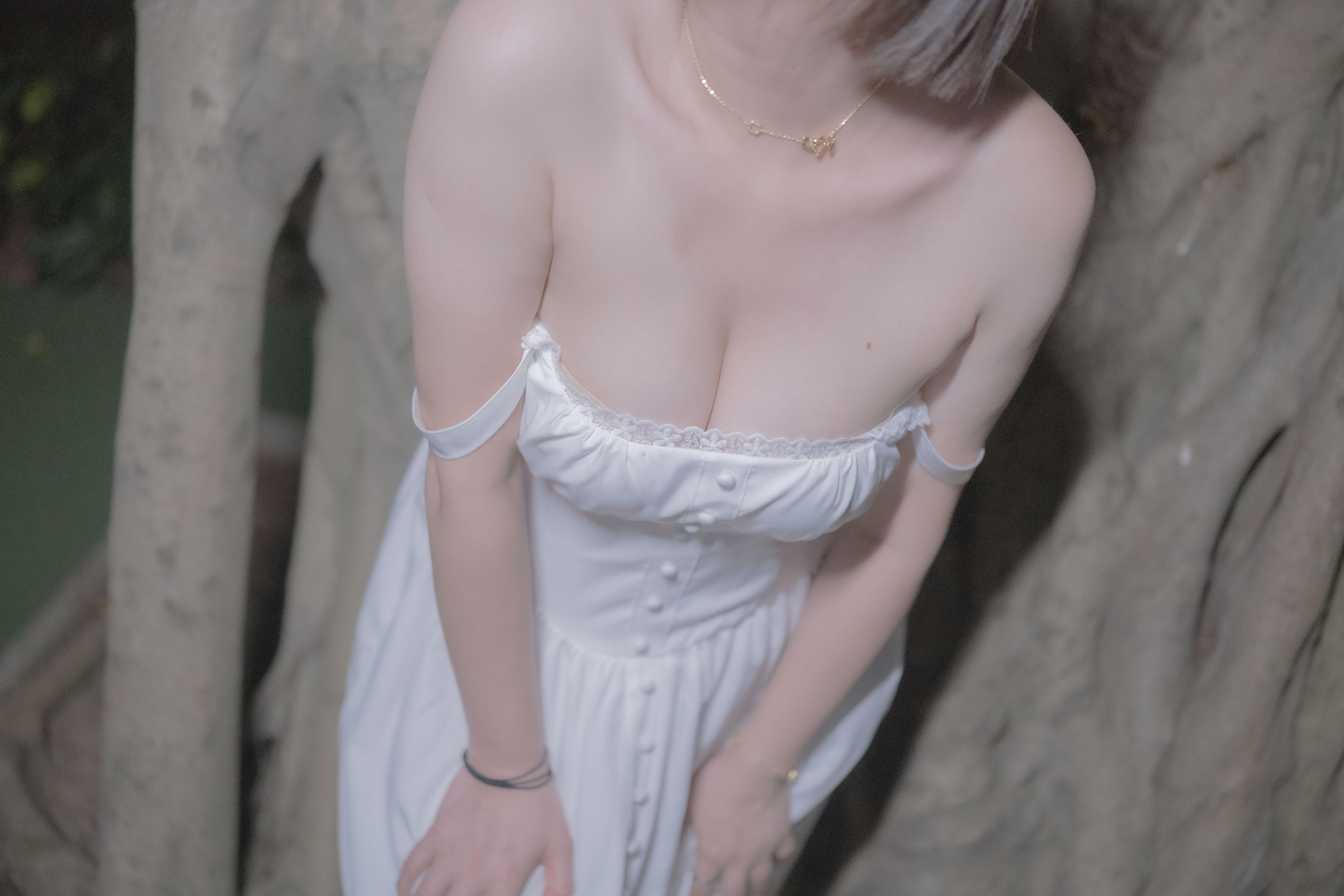 骚妻是个文艺反差婊穿着吊带裙展示若隐若现的奶子[16P]