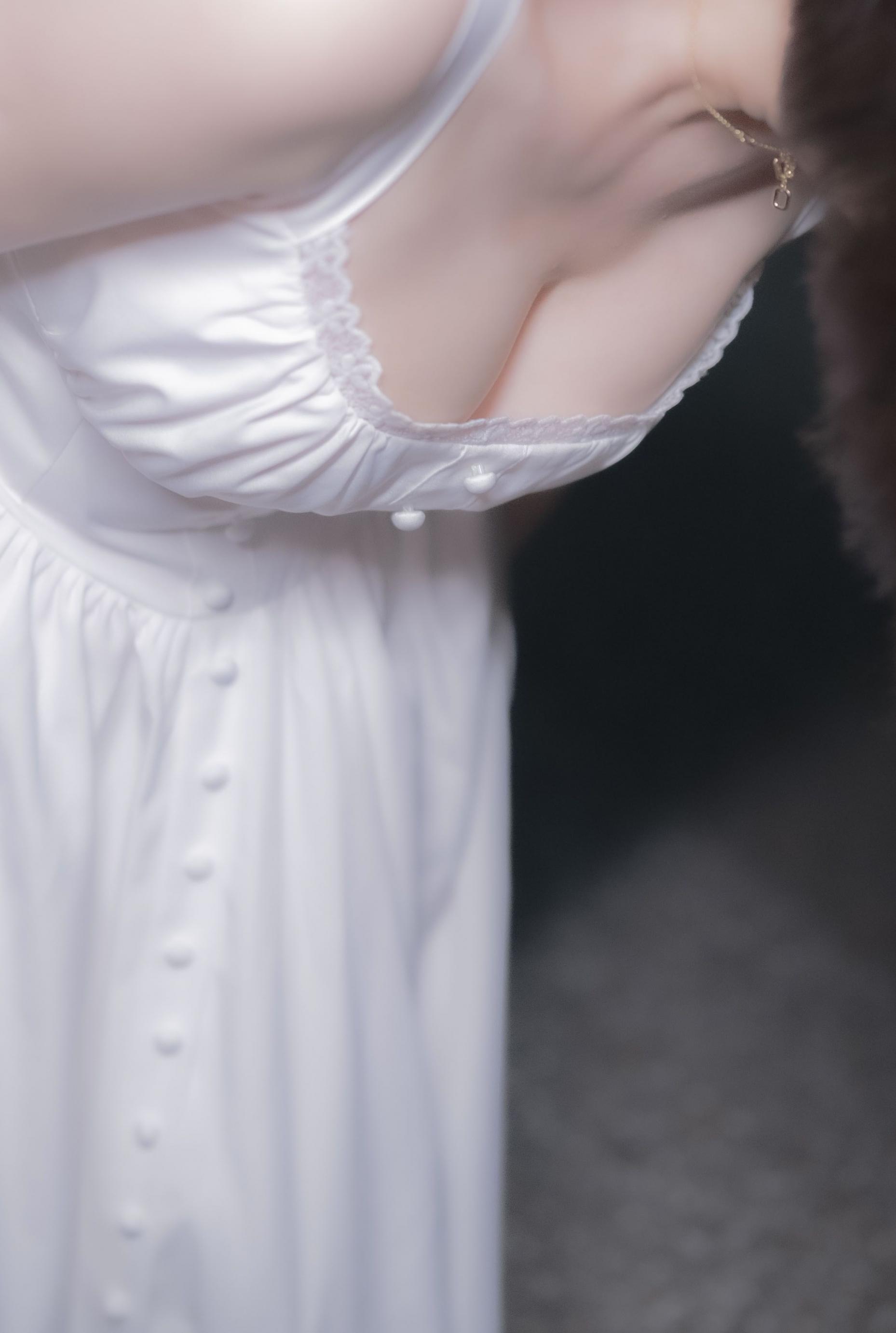 骚妻是个文艺反差婊穿着吊带裙展示若隐若现的奶子[16P]